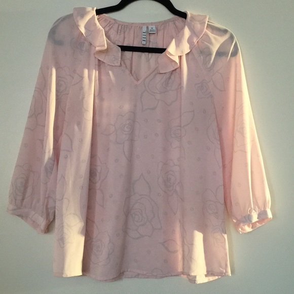 Elle Tops - Soft pink floral blouse with ruffle